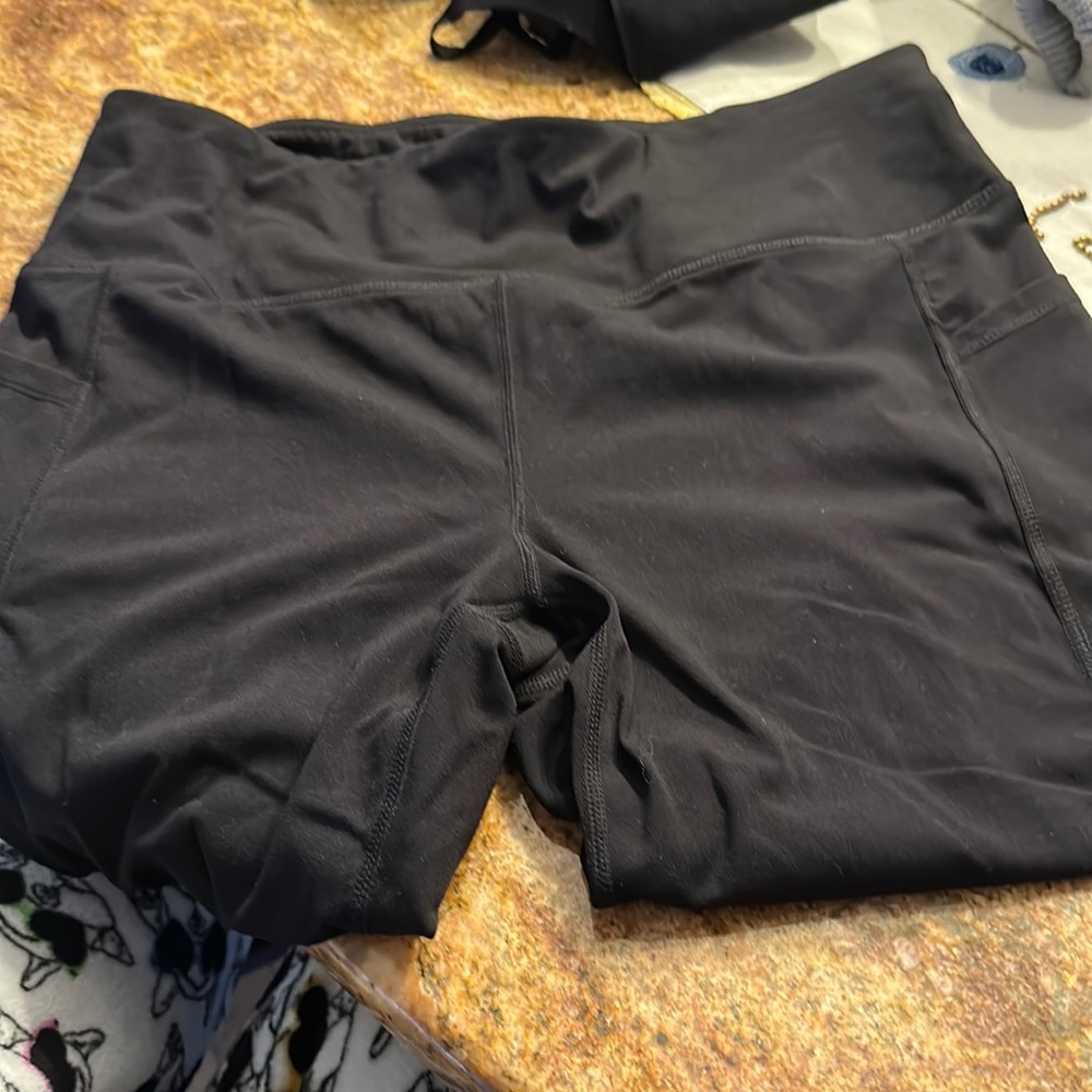SOLD! Gaiam Women's Capri leggings